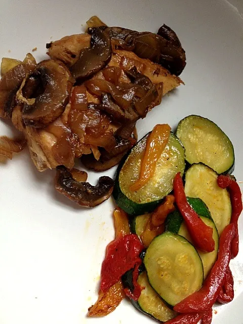 sauted chicken with garlicy mushrooms & onions with roasted zucchini and bell peppers|Jacqueline Rufoさん