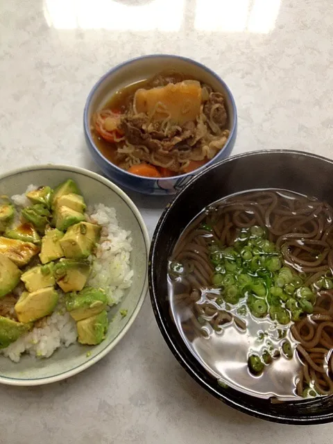 かけ蕎麦、アボカドご飯(熟れ過ぎw)残り物|かまさん