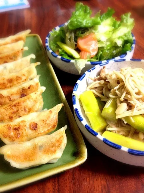 餃子  榎アスパラ炒 サーモンサラダ|初味さん