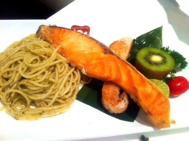 pan-fried norwegian salmon & ling fillet served with pasta in pesto sause|skyblueさん