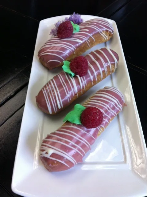 raspberry white chocolate eclair|cocoさん