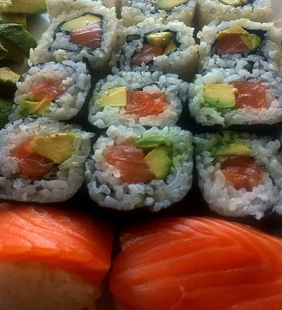 salmon sushi and roll combo|ReciBellaさん