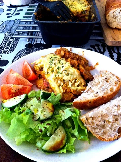 Lasagna with beef tongue, Bread from Eromanga, Salad|keiko mashimaさん