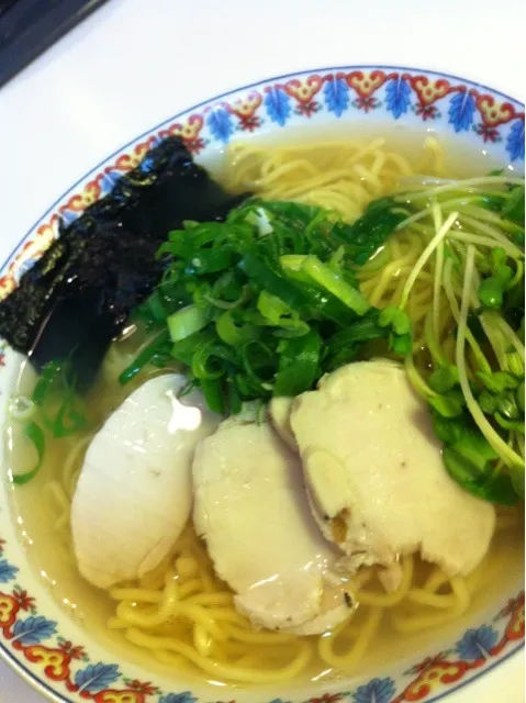 自家製鳥ハム、塩ラーメン。鳥ハムを茹でたスープに昆布と煮干の出汁をプラス！あっさりなのにコクがあるw|Suzuki Akikoさん