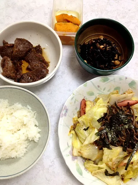 Snapdishの料理写真:お昼ご飯♪焼き蕎麦作ってみたよ( ´ ▽ ` )ﾉと、残り物達！|かまさん