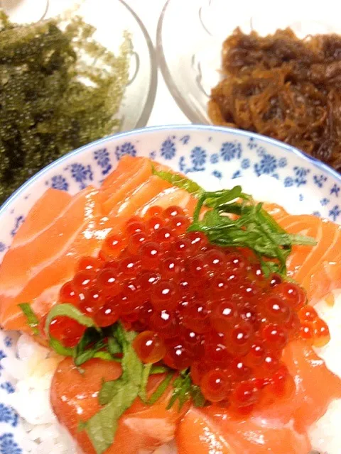 サーモンいくら丼、海ぶどう、生もずく|ケロケロさん