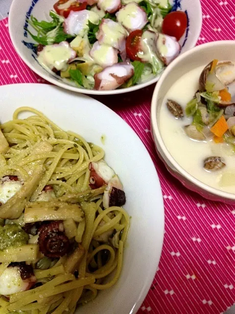 Snapdishの料理写真:タコとエリンギのバジルソースパスタ、クラムチャウダー、タコとアボカドのサラダ|amefurashiさん