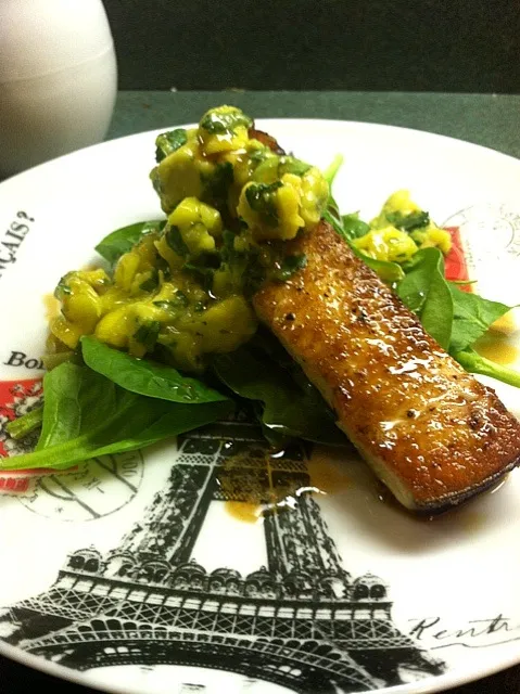 Snapdishの料理写真:seared swordfish and avacado mango salsa on spinach greens|Fransiscoさん