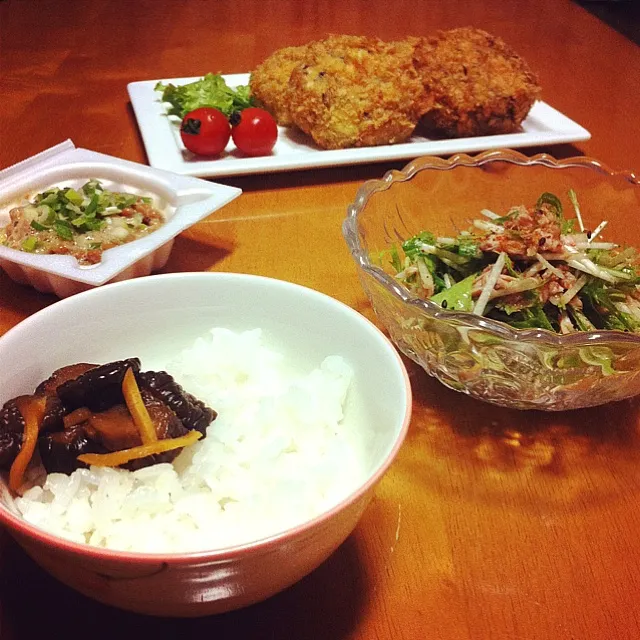 水菜とツナのサラダ、豆腐コロッケ。|まゆさん