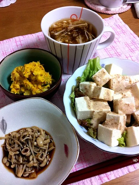 本日の晩ご飯。カボチャとツナのサラダ、えのき茸と海苔の和え物(この2つは、母から伝授の簡単料理)、豆腐サラダ、もずくとえのき茸の黒酢スープ(ギャル曽根レシピをアレンジ)です。冷蔵庫の有り合わせ。|Mikaさん