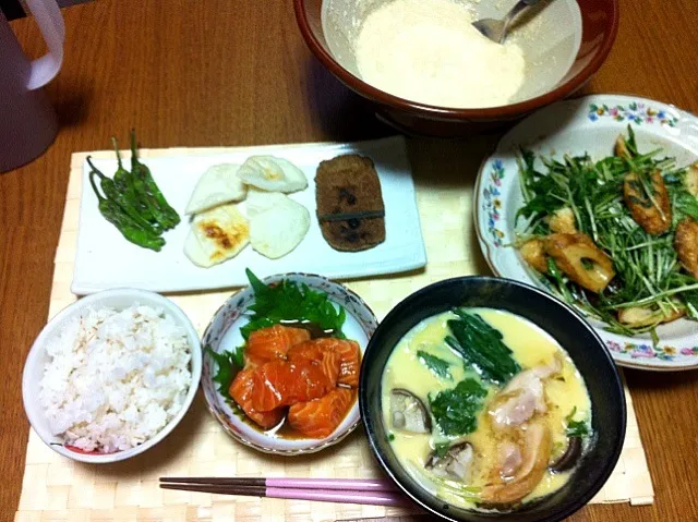 竹輪と水菜の醤油炒め、小田巻蒸し(うどん入り茶碗蒸し)、サーモンの柚子胡椒醤油和え、焼きししとうと焼きグチ天と焼きじゃこ天、麦とろ飯。|Angie44さん