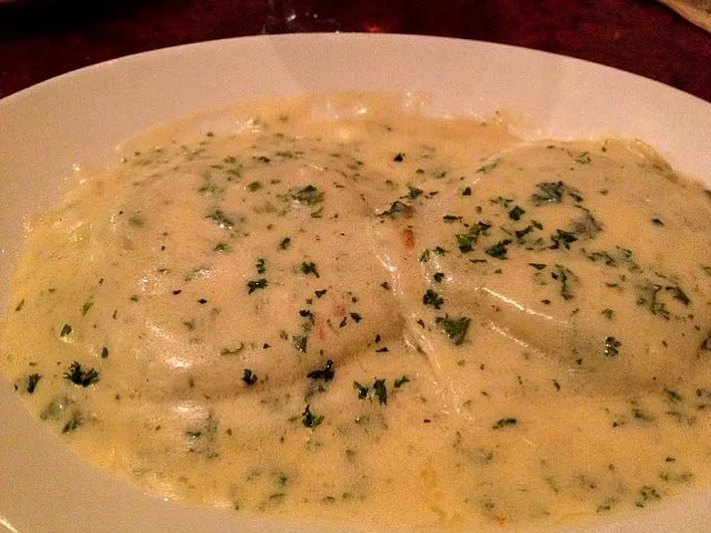 Spinach/ricotta ravioli in alfredo sauce|Liane Lattoさん