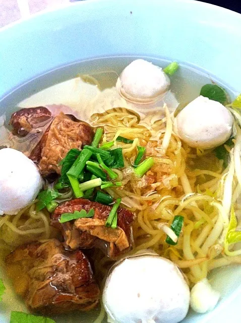 Egg noodle with porkand pork ball|Issara. 🍴さん