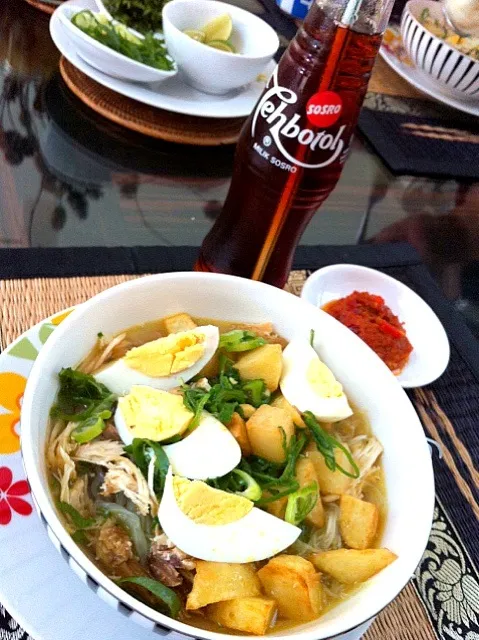 Snapdishの料理写真:soto Ayam + sambal tumis + Teh botol sosro|Nathalie Straversさん