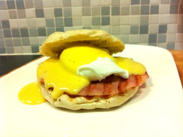 Snapdishの料理写真:Eggs benedict with Hollandaise sauce|Coen Doumaさん