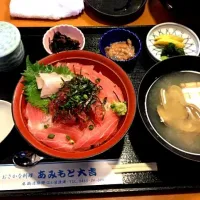 Snapdishの料理写真:マグロ丼とアサリの味噌汁|さかさん