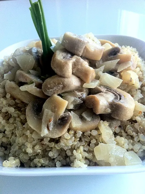 Snapdishの料理写真:exotic spice quinoa bowl with mushroom saute|ReciBellaさん