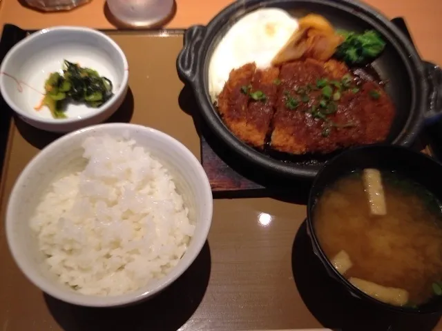 Snapdishの料理写真:味噌カツ煮込み定食|しほさん