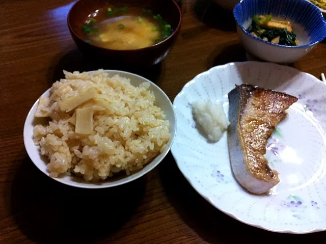 Snapdishの料理写真:筍ごはんとぶりの照り焼き|tomnekoさん