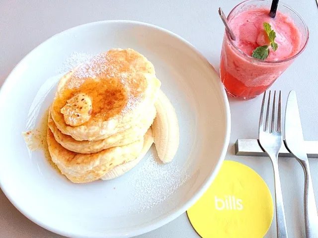 世界一の朝食♡ベリースムージーとリコッタチーズパンケーキ|gumicoさん