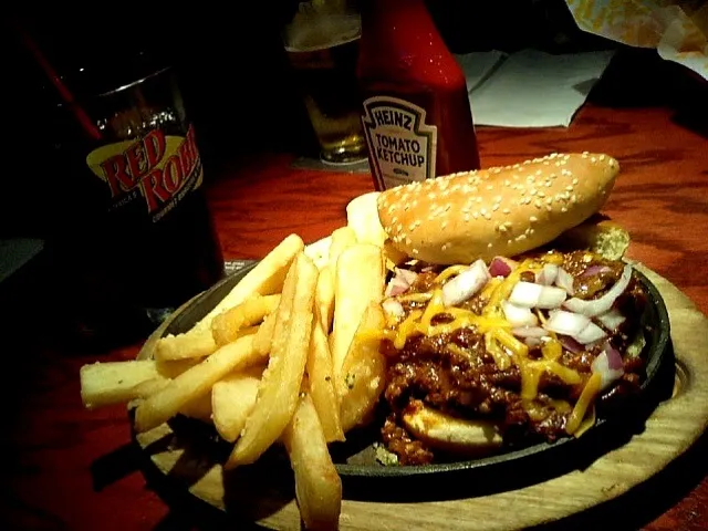 Snapdishの料理写真:Red Robin's chilli burger|chan mitsuさん