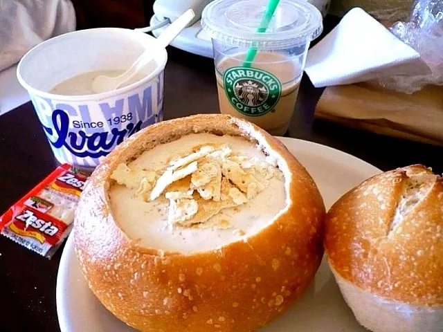 Ivar's Clam Chowder and Sour Bread|chan mitsuさん