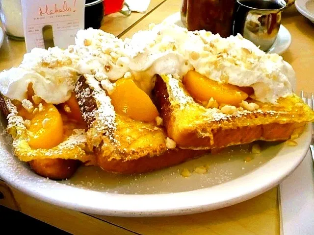 Eggs'n'Things French Toast w/ peach whipcream and nuts|chan mitsuさん