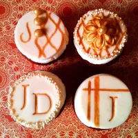 Snapdishの料理写真:Mini monogrammed cupcakes!|Julianneさん