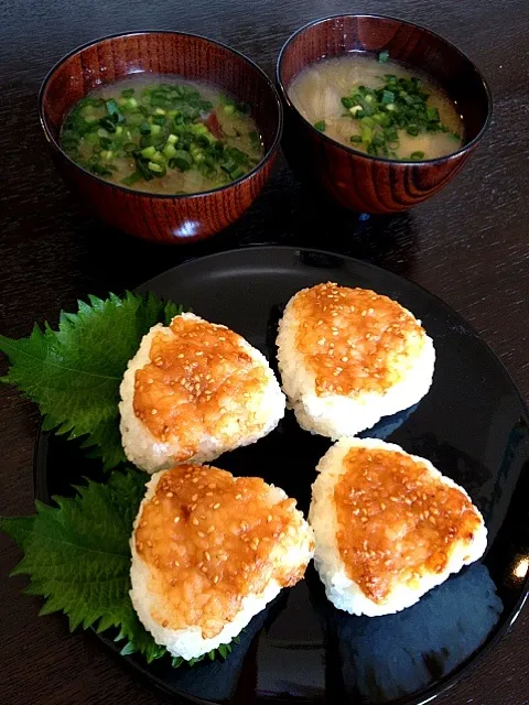 味噌焼きおにぎりできたー！母さんは大葉を巻いていただきまーす|ゆこさん