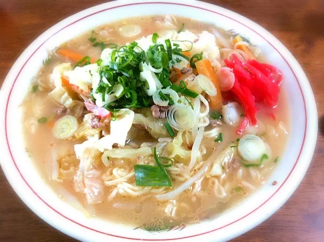 本日のランチ。具沢山サッポロ一番とんこつラーメン。うまか～。|JTKさん