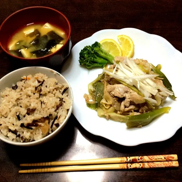 ひじきご飯と豚肉のネギ塩レモン仕立て|なおさん