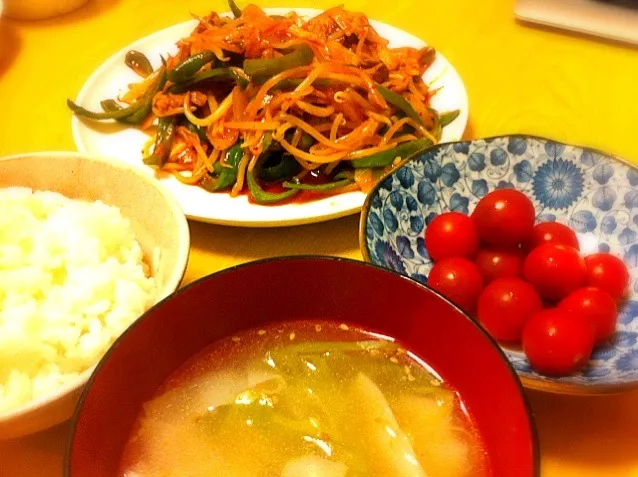 豚肉と野菜と餅の炒めものトッポギ風、餃子の皮のワンタン風スープ、プチトマト。|liccaさん