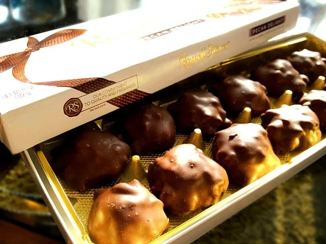 My husband's gift. Pecans & caramel covered in milk chocolate.|*Kyoka**さん