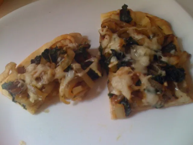 Snapdishの料理写真:Caramelized onion, kale + fontina naan pizzs|xuedan wangさん