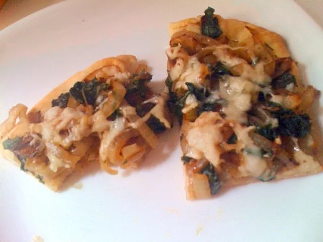 Caramelized onion, kale & fontina naan pizza|xuedan wangさん