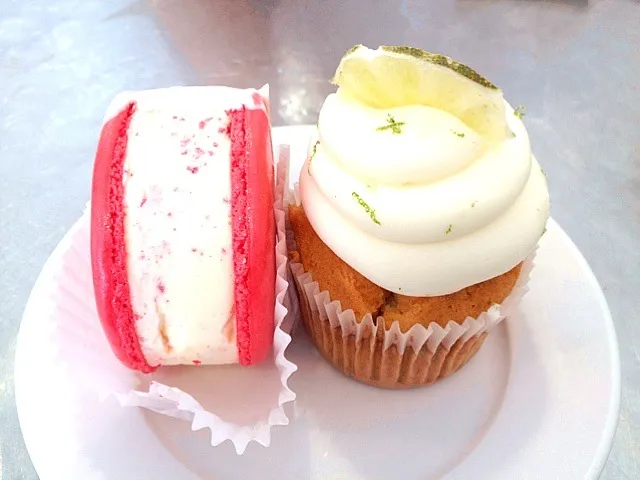 Snapdishの料理写真:Red Velvet Ice Cream Sandwich and Tequila Cupcake|yukariさん