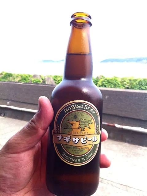 海をバックに地ビールを。露天風呂順番待ちにて。|たけうちさん