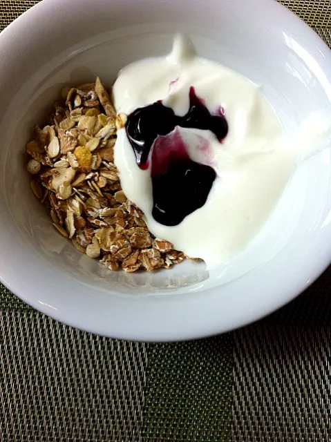 muesli yoghurt blueberry|willzさん