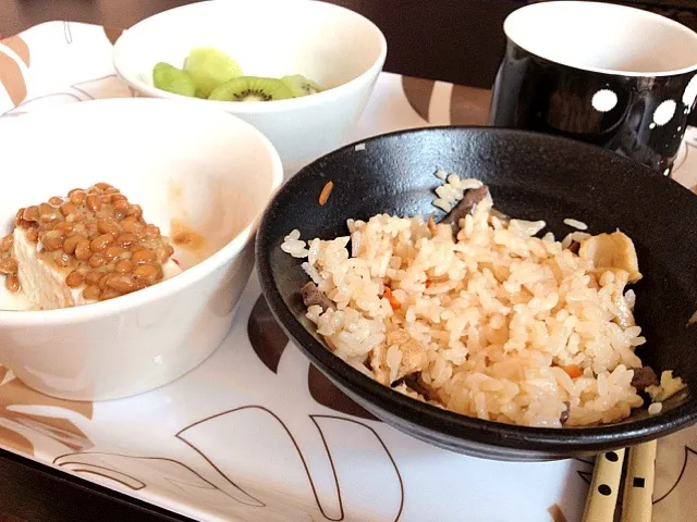 筍ご飯と納豆豆腐にキウイ|みーさん