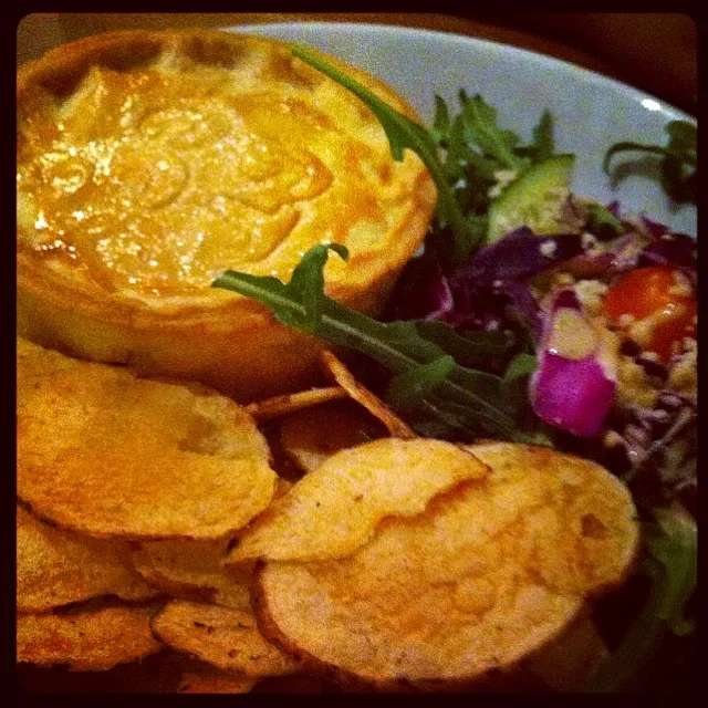 chilli crab pie with salad n chips|hurul | 후룰さん