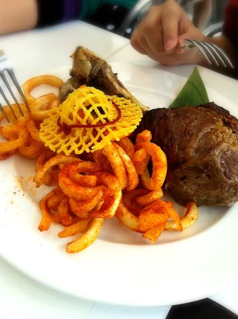 骨のついた肉のやつ。挽肉の塊だけどギャートルズ気分は味わえるかな。|土屋幸治さん