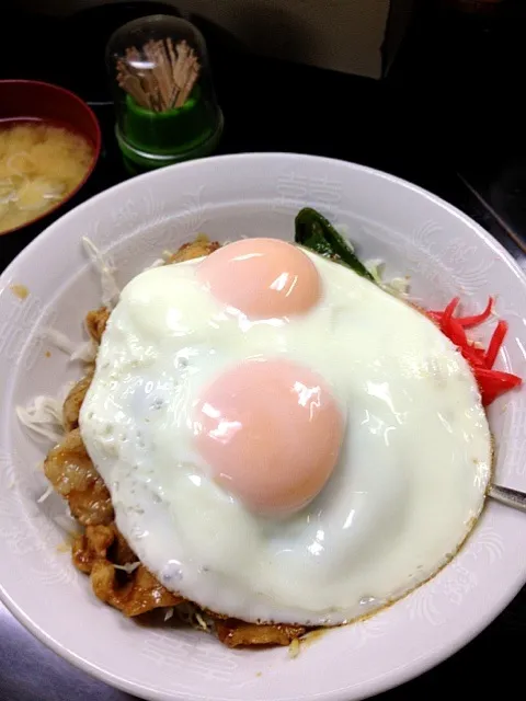 噂の生姜焼き目玉丼。|oyama nobuoさん