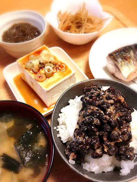 焼き鯖/金平牛蒡/もずく酢/冷奴/納豆ご飯/新玉ねぎとわかめの味噌汁|なおさん