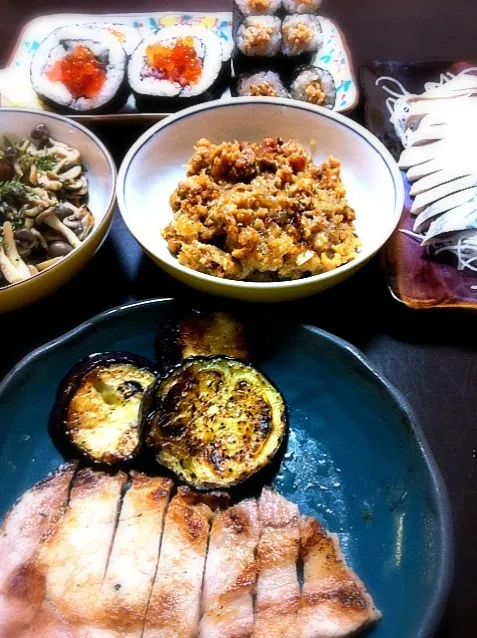 本日の家居酒屋、豚肉ステーキと焼きなす、キノコソテー、中央の謎の皿は自作の豚味噌、魚系はお惣菜ですよ(^_-)|ままぞうさん