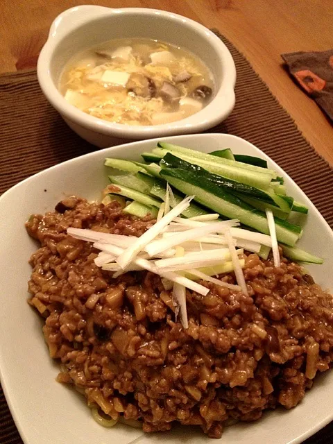 Snapdishの料理写真:ジャージャー麺＆上湯かき卵スープ|あか牛さん