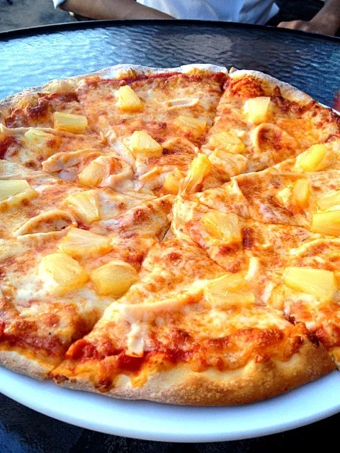 Snapdishの料理写真:hawaiian pizza!|Camiliaさん