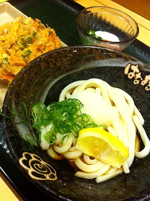 Snapdishの料理写真:冷たいぶっかけうどん(小)、明太ねばとろ小鉢、野菜かきあげ。レモンがさっぱりして美味しい。|liccaさん