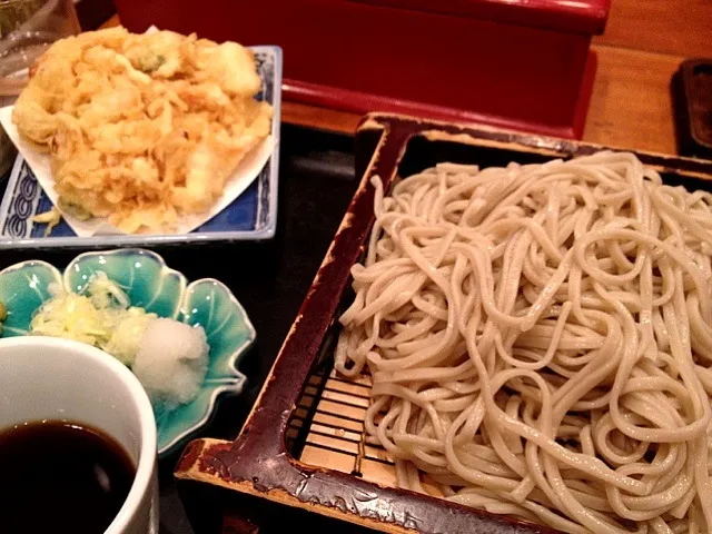 かき揚げせいろそば。そばつゆが甘めで美味い。野沢菜も食べ放題でこれまた美味い。|a hosodaさん