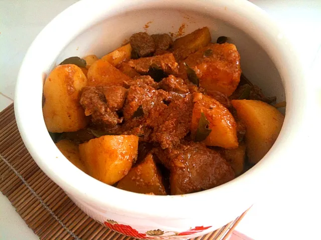 Snapdishの料理写真:Curry Wildboar with Potato|Shiroi Yukiさん