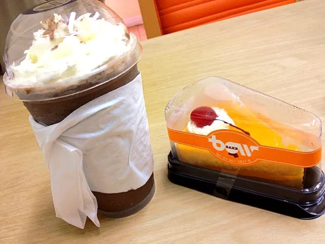 Snapdishの料理写真:Mandarin orange cake + double choco frappe :)|Watashiさん